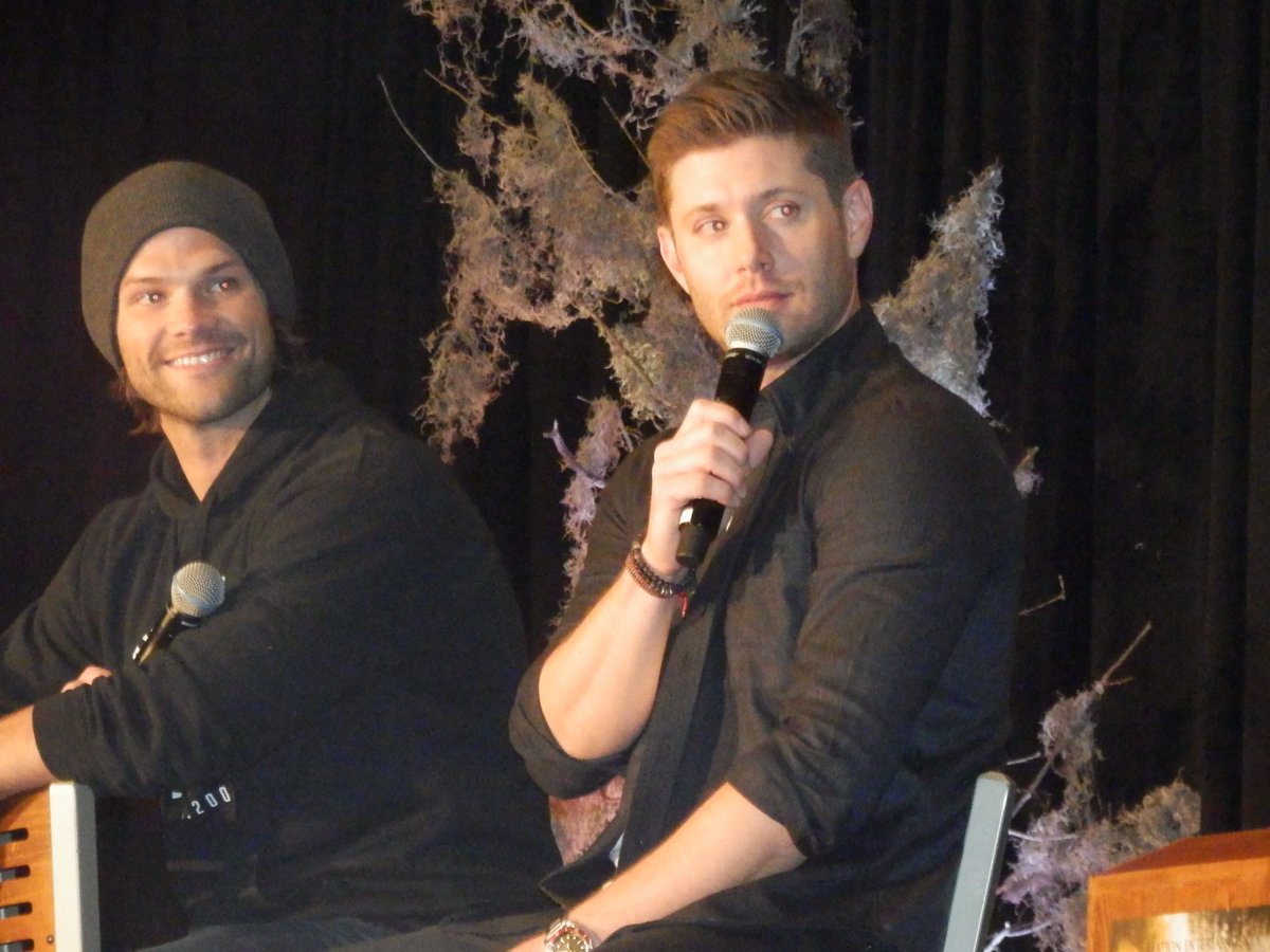ClaireTeresa1's tweet photo. Thoroughly enjoyed #DenverCon2015 despite 5 hour delay on return flight to London. Thanks to SPN cast & fellow fans https://t.co/kEMVlrUvXT