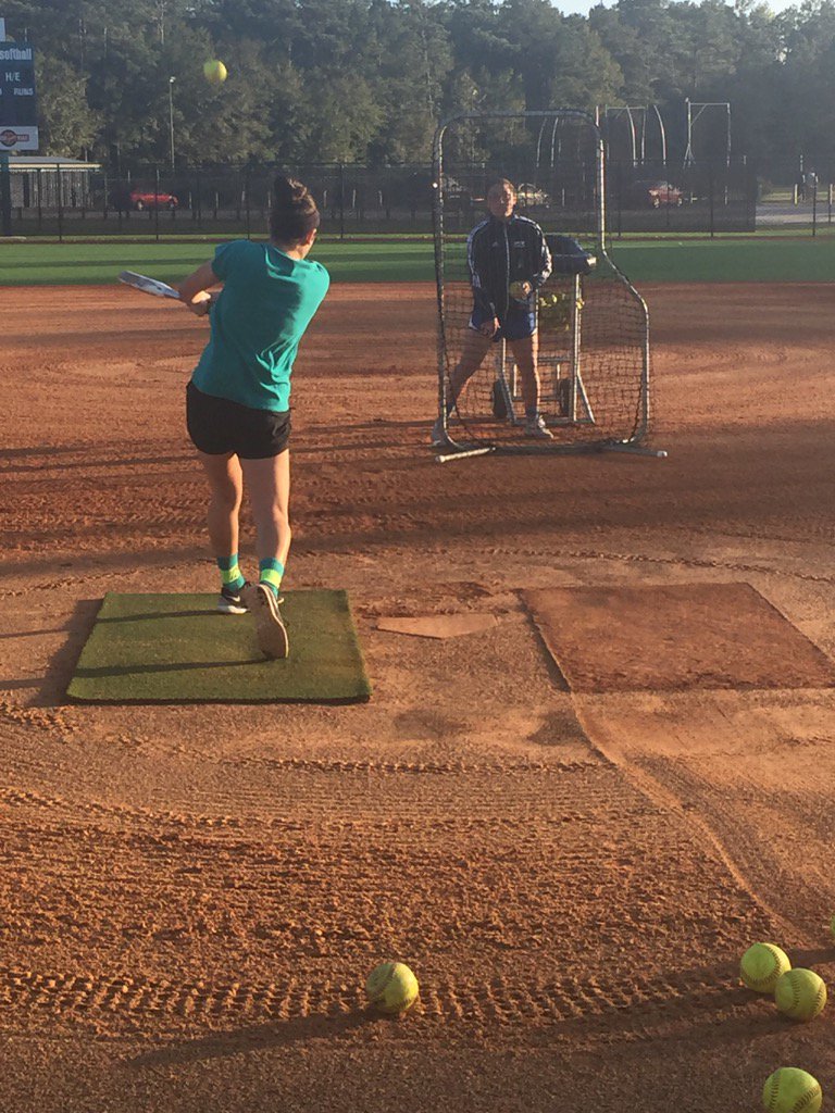 UNCWsoftball's tweet photo. @Jill_McLean10 throwing a little extra on this beautiful day to @kel_c7 #beastbode https://t.co/RPEIj8Vyk5