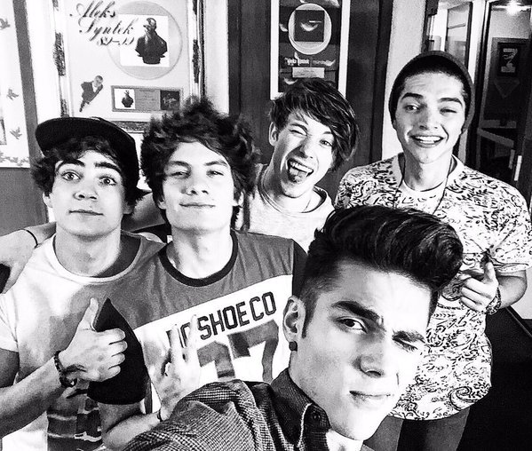 TeamJalonso's tweet photo. ¿No les pasa que son tan perfectos? 😍💘

-rj✨ https://t.co/GxVU6AA6gs
