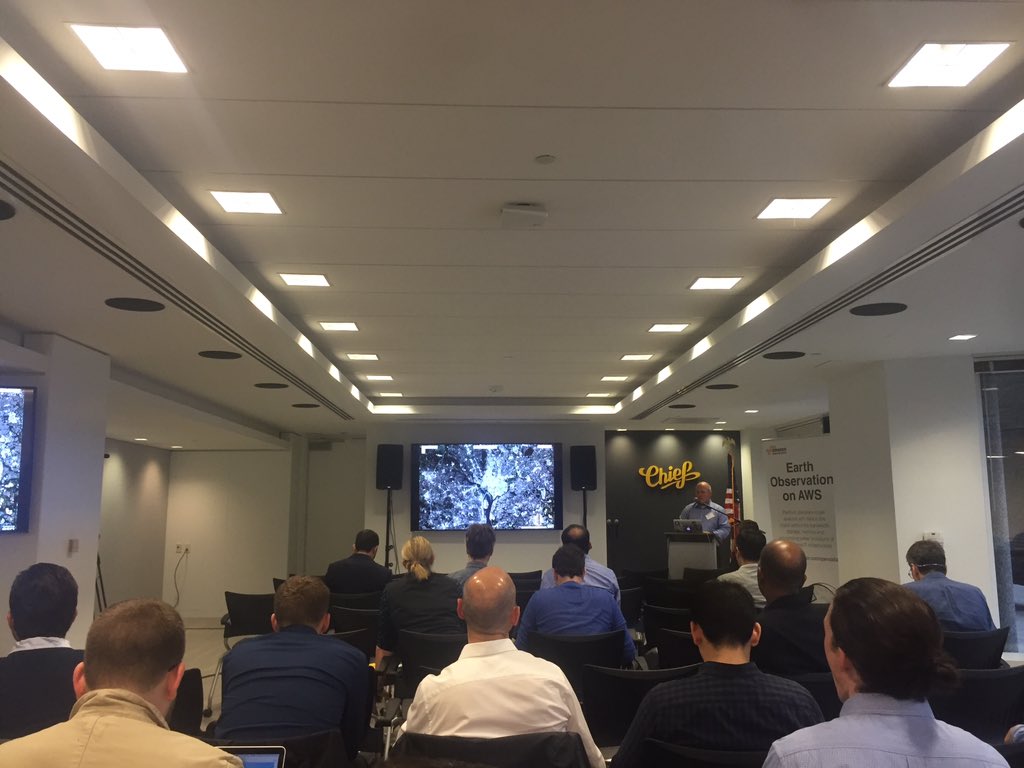 iheartcrowds's tweet image. Demo day! That means I am going to be showing demos!  @blegeer schooling in real time #EarthOnAWS