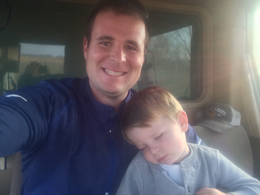 robertreese_4's tweet photo. Last 10 acres are so exciting, Rob fell asleep :-) #corn15 https://t.co/tJnuoF64aL