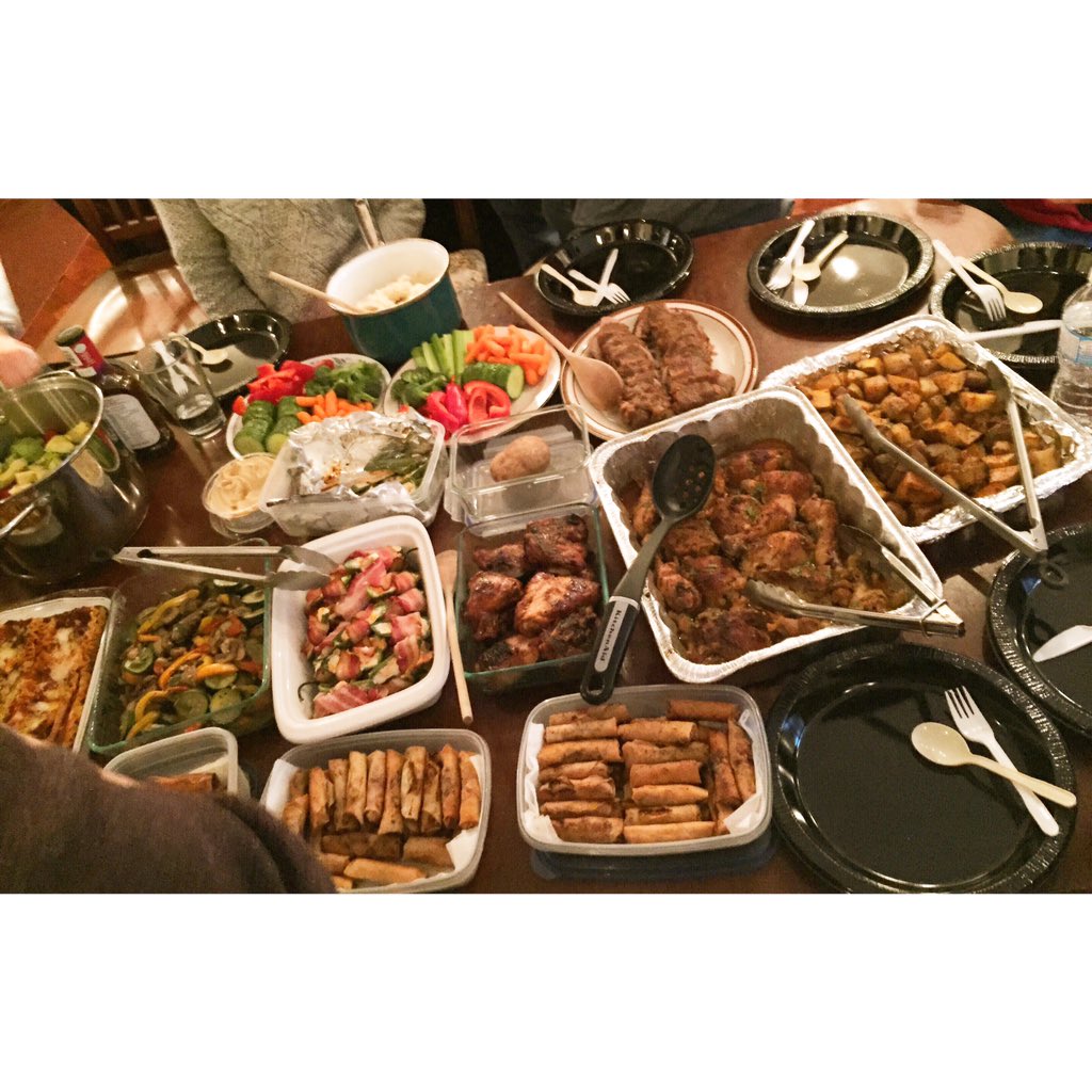 Celine_W0ng's tweet photo. potlucks are a great way to bring people together 😊 @UWamandaTA #URWhatUTweat https://t.co/dm5WDnYxIk
