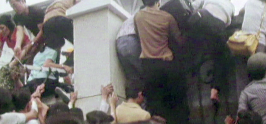 BestRankedItems's tweet photo. To #HitchAride, you sometimes had to #knowSomebody or be able to #ClimbAwall.
#LastDaysInVietnam #VeteransDaySalute https://t.co/OJM3YAulYv