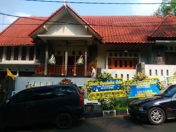 detikcom's tweet photo. Suasana Duka Selimuti Rumah Gusti Nurul di Bandung https://t.co/OtNRpmU0hr https://t.co/N1Xhd8DCPJ