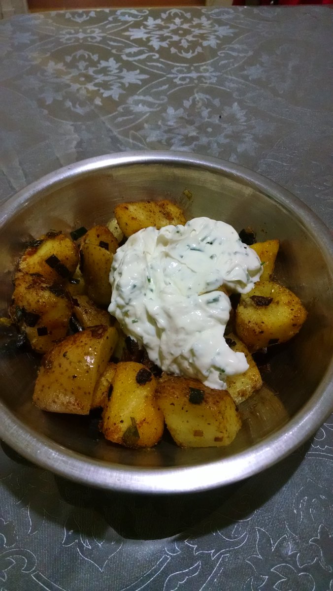 hernanoca's tweet photo. #PapasBravas con #queso crema y #cibulet https://t.co/xDCtBCXT5H