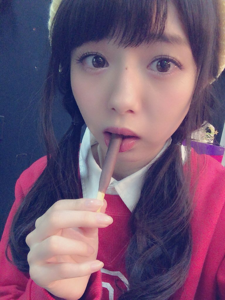 miorin_lemon212's tweet photo. れっつらポッキーTIME😗💛
#ポッキーの日 https://t.co/uG5H11ljtc