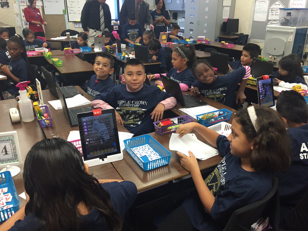 TripleCrownEl's tweet photo. AVID Elementary in action! @PlayOsmo @MindCraftEdu @ValVerdeUSD #coltswithcollegedreams #elementaryAVID https://t.co/yyMsT77t55