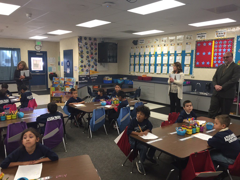 TripleCrownEl's tweet photo. AVID Elementary in action! @PlayOsmo @MindCraftEdu @ValVerdeUSD #coltswithcollegedreams #elementaryAVID https://t.co/yyMsT77t55