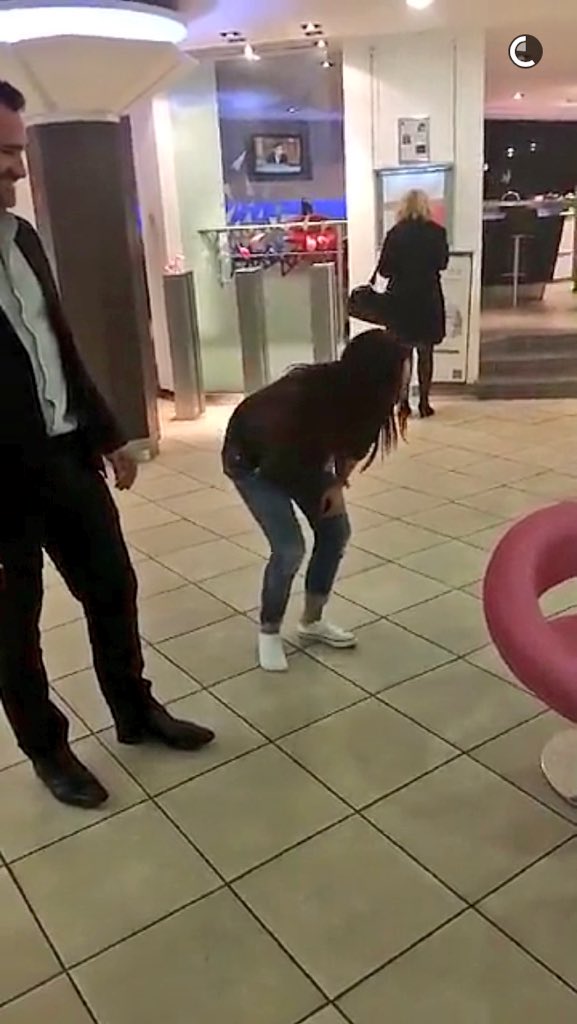 AskPeoples's tweet photo. @Stephaniiie_d hypnotisée sur le Snapchat de @VivianSecret8 ! J'en peux plus " Là c'est comme si t'étais déchirée"😂 https://t.co/02guhwWiP9