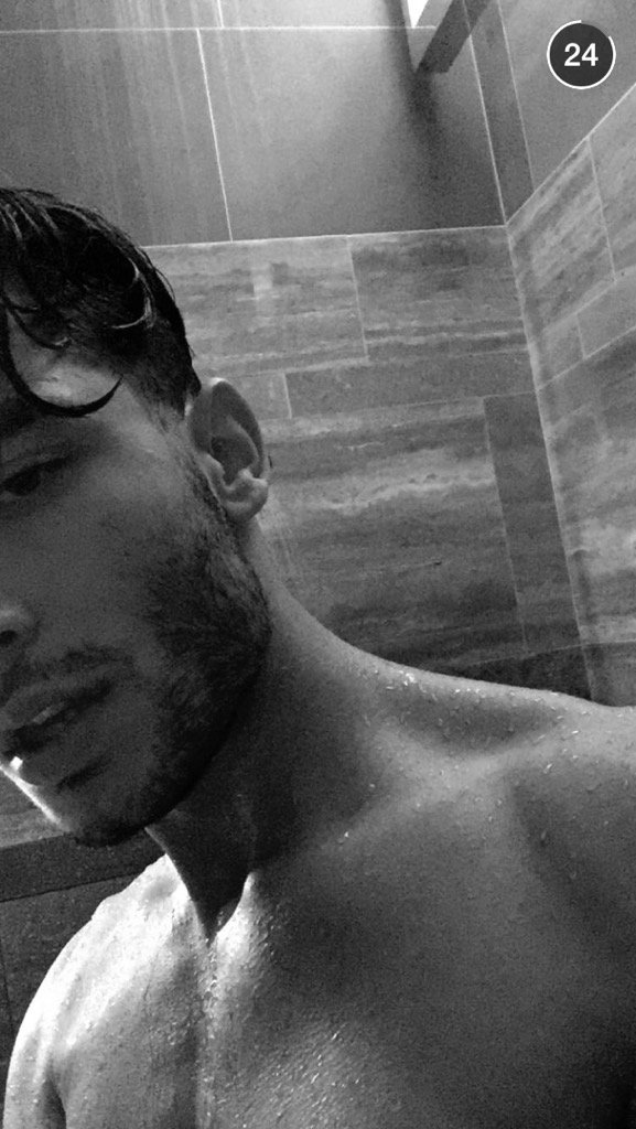 jfcadam's tweet photo. NO ONE TALKS TO ME UNLESS I POST A SELFIE xD ! HERE THIS ,, https://t.co/99zttmAumB