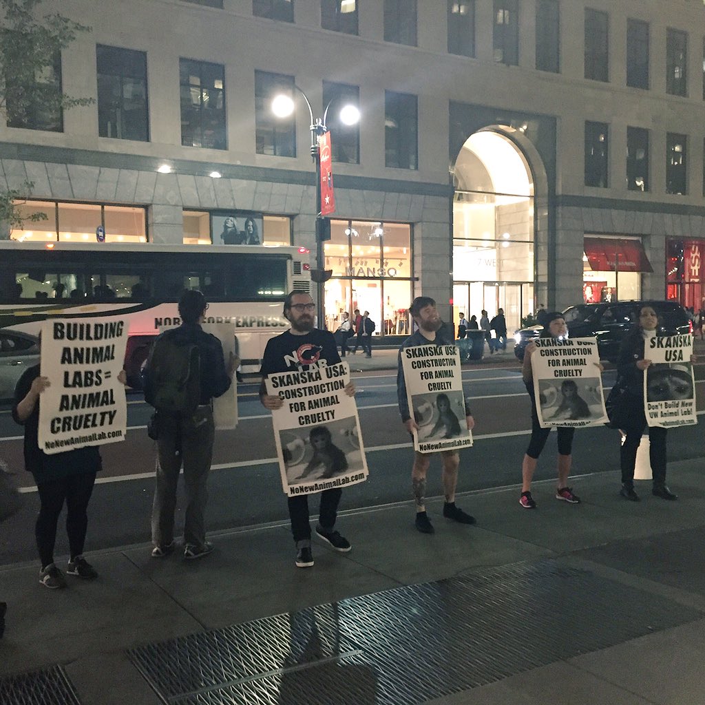 nycadl_'s tweet photo. Our most recent protest outside #SkanksaUSA HQ @ the #EmpireStateBuilding.#NoNewAnimalLab #nycadl #WeWillStopThisLab https://t.co/kKjCzMUMqI