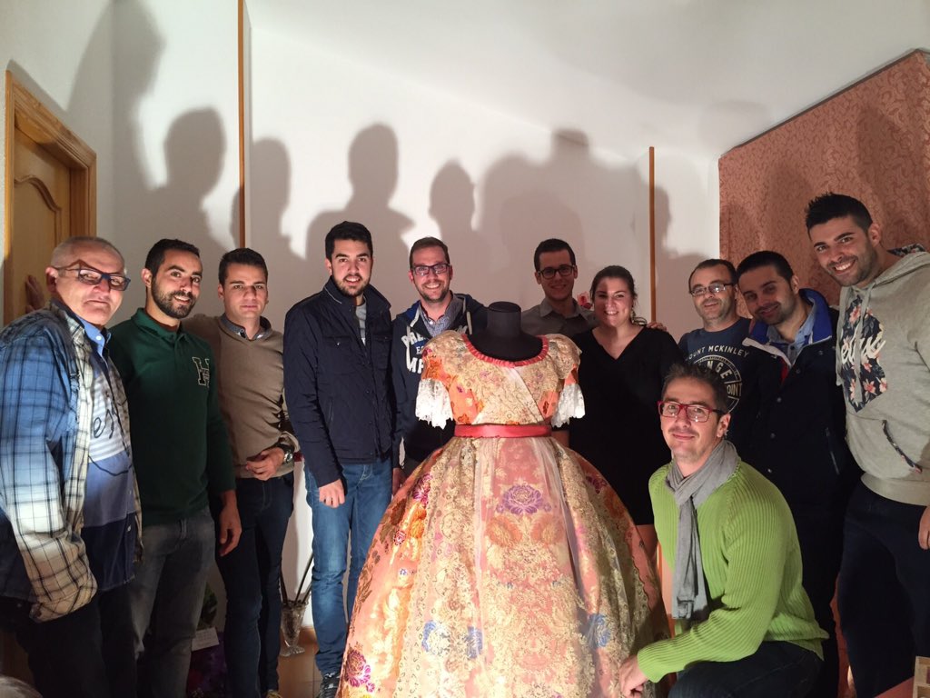 FallaDiana1's tweet photo. Els càrrecs fallers visiten el trage de Mireia Fernández, FM 2016 del Diana #falles #fallas #FDN16 #ilusionat https://t.co/I1yCkMznhz