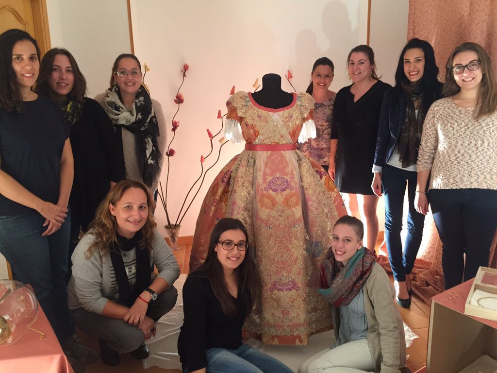 FallaDiana1's tweet photo. Els càrrecs fallers visiten el trage de Mireia Fernández, FM 2016 del Diana #falles #fallas #FDN16 #ilusionat https://t.co/I1yCkMznhz