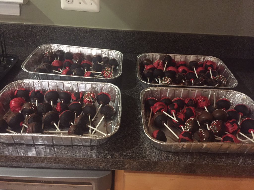 domcoombe4prez's tweet photo. As promised, more cake pops😊 I'll be giving them out to class of 2017 during lunch! https://t.co/YTFtOKvoor