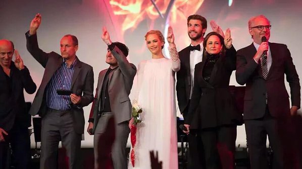 Paty_Mockingjay's tweet photo. "A Revolução é por todos nós!" 
#JuntosPelaRevolucao https://t.co/NpX8cFy8ou