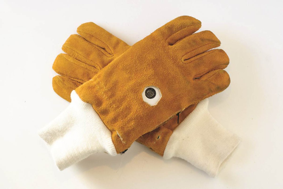 scifri's tweet photo. These high-tech gloves will let firefighters 'see' through smoke. https://t.co/I7T2tvXWZe https://t.co/z949BMtxwI