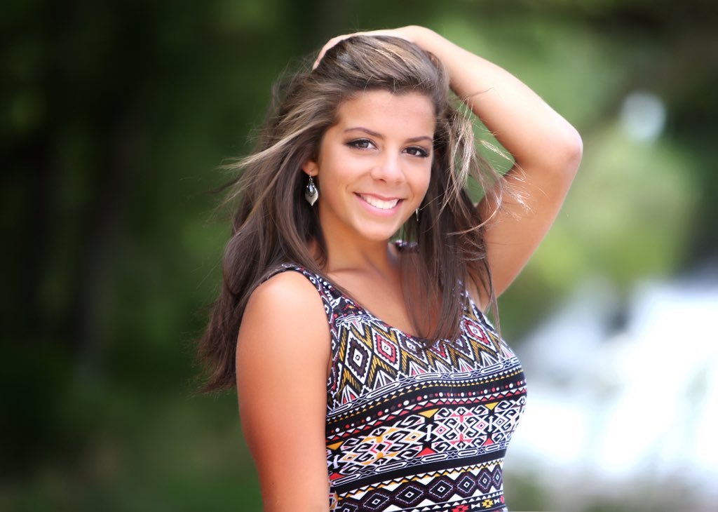 LilyGraciani's tweet photo. Some senior pics for your enjoyment because they just came in 🙆🏼💖 https://t.co/NiJvqxxYVs