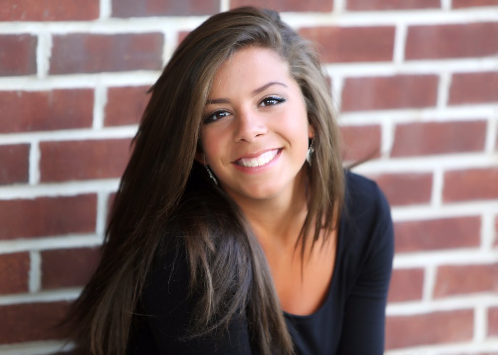 LilyGraciani's tweet photo. Some senior pics for your enjoyment because they just came in 🙆🏼💖 https://t.co/NiJvqxxYVs