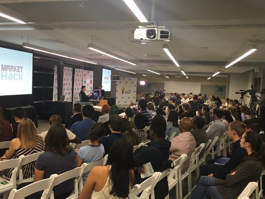 RepublicaHavas's tweet image. Full house for our @ideacentermdc #MarketHack session featuring @cesarconde_. @knightfdn @Telemundo #RethinkRelevant