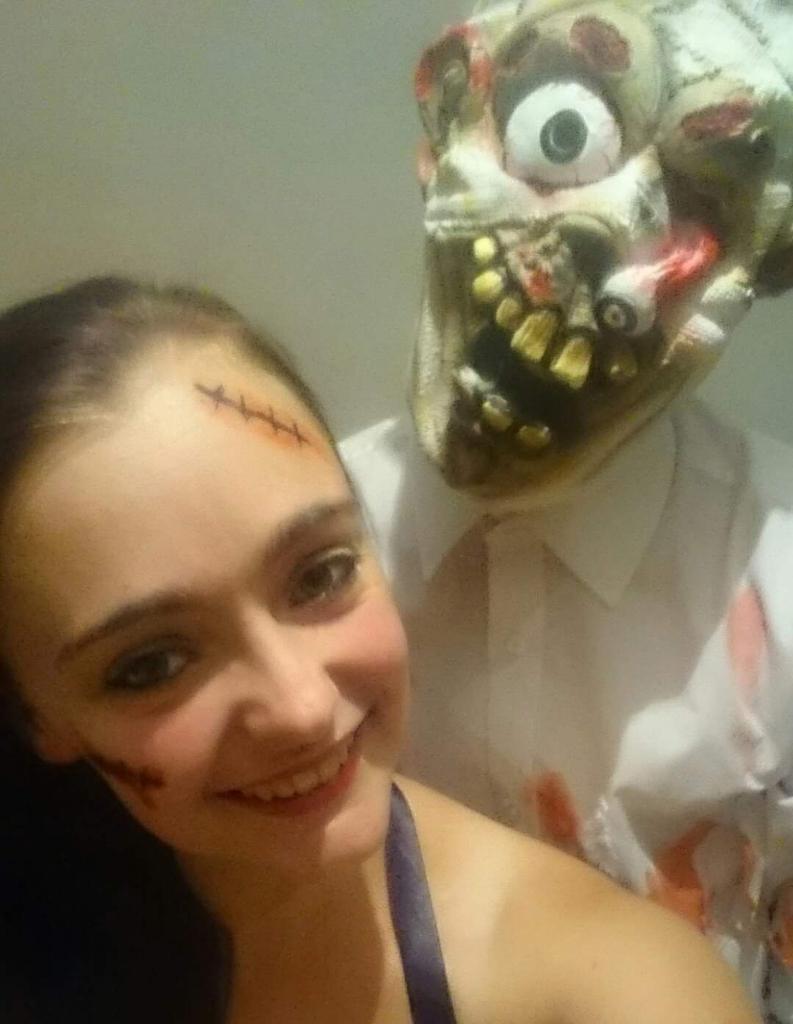 BJHill19's tweet photo. Halloween with my gorgeous girlfriend :) https://t.co/k5frZSSjpV