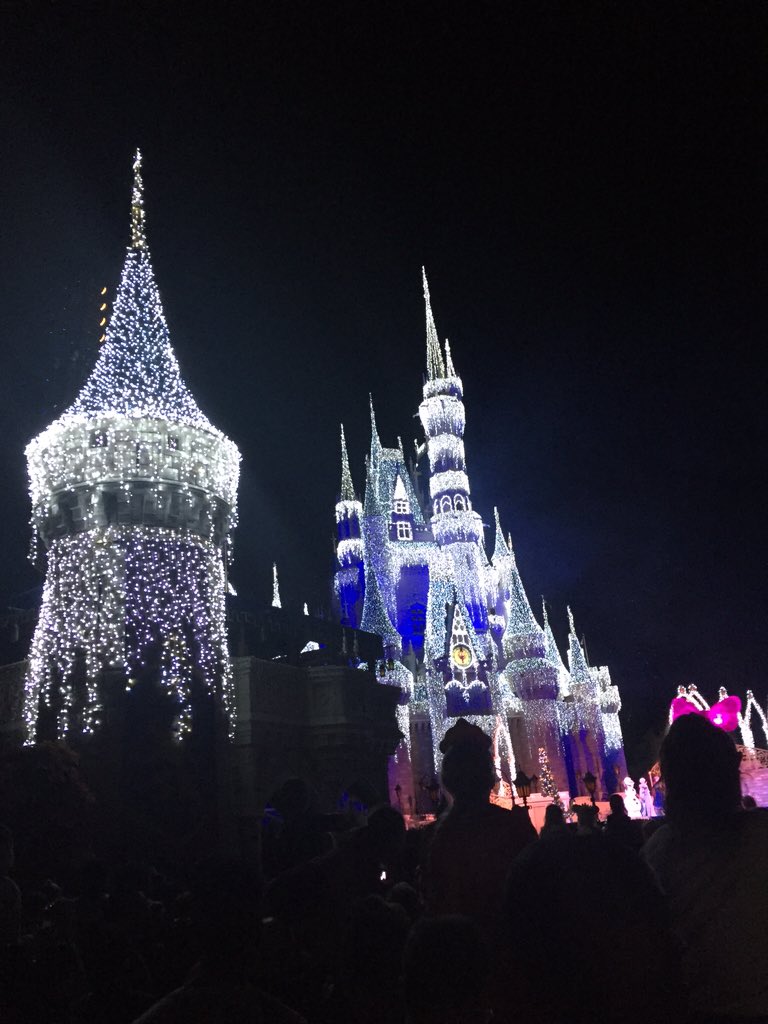 jazzattackkk's tweet photo. Elsa turned the castle to ice...
Some random kid: "Cinderella didn't even notice!" Lol https://t.co/3B7hpUlBBC