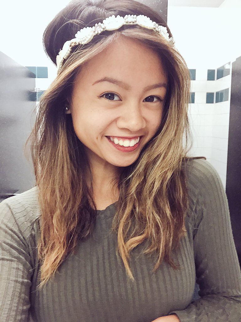 Abcdefgerilyn's tweet photo. I haven't taken a bathroom selfie yet my senior year so hello #GSEN16R https://t.co/37nBy6shXr