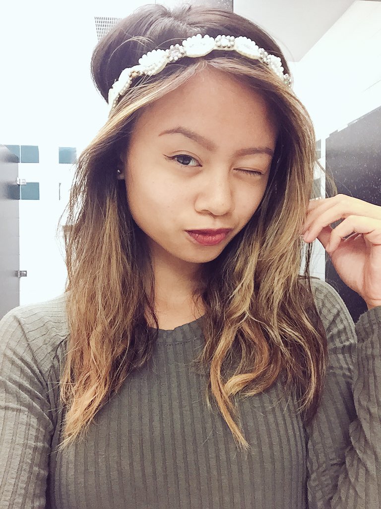 Abcdefgerilyn's tweet photo. I haven't taken a bathroom selfie yet my senior year so hello #GSEN16R https://t.co/37nBy6shXr