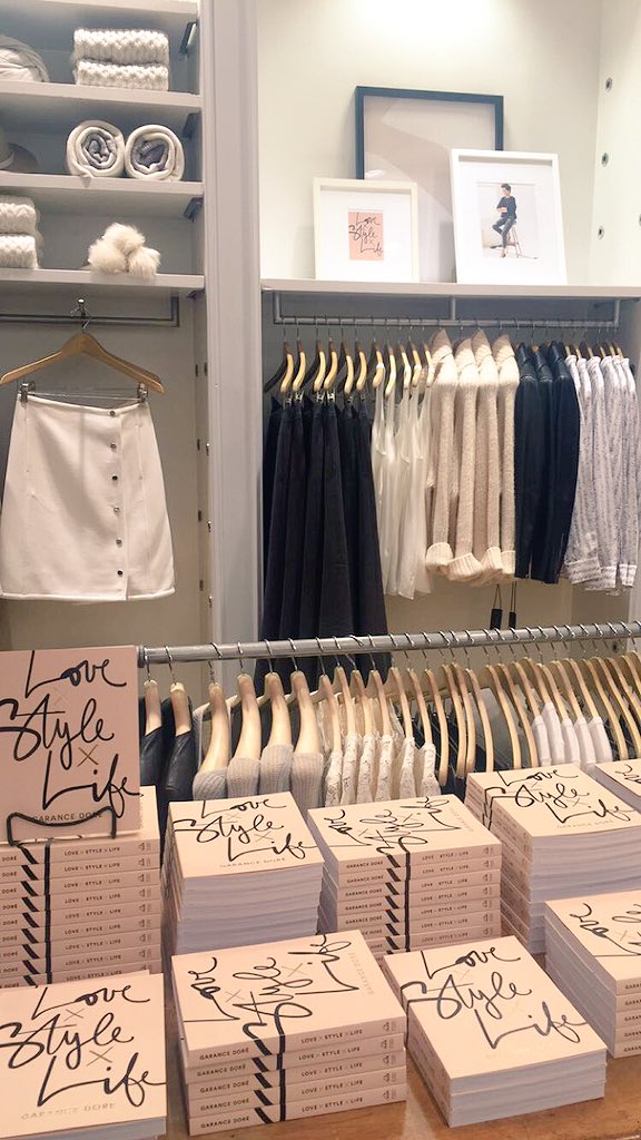 asideofstyle's tweet photo. Scenes from @garancedore's book signing at @ClubMonaco (more on snapchat: victoriasimps) #GDxCM #LoveStyleLife https://t.co/gDxLPgPor9