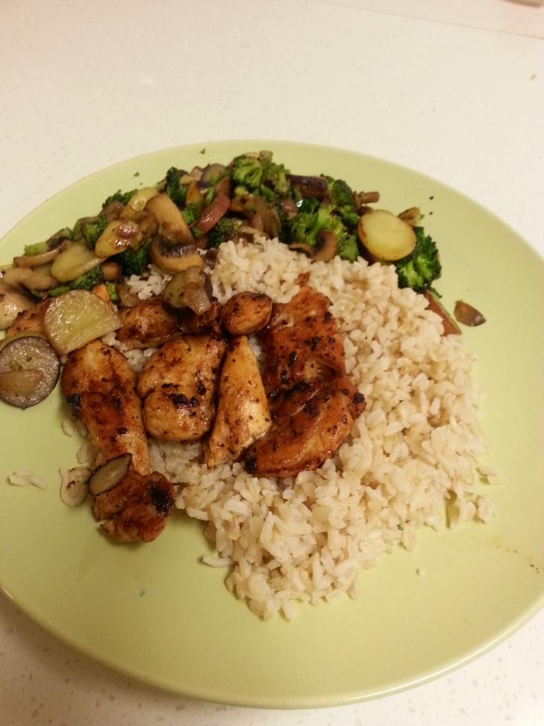 ThatCravingTho's tweet photo. When you tell yourself: Cook or study? .....#URwhatUtwEAT #stressreliever @UWamandaTA https://t.co/xwV9Yd79hm