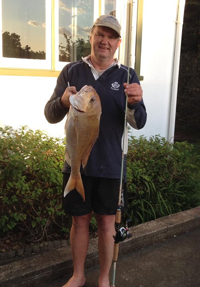 mavenfishing's tweet photo. Greg Fraser caught this lovely 12lb snapper in just 8m of water in one of our favourite places, the #FirthofThames https://t.co/m80xSaBIC7