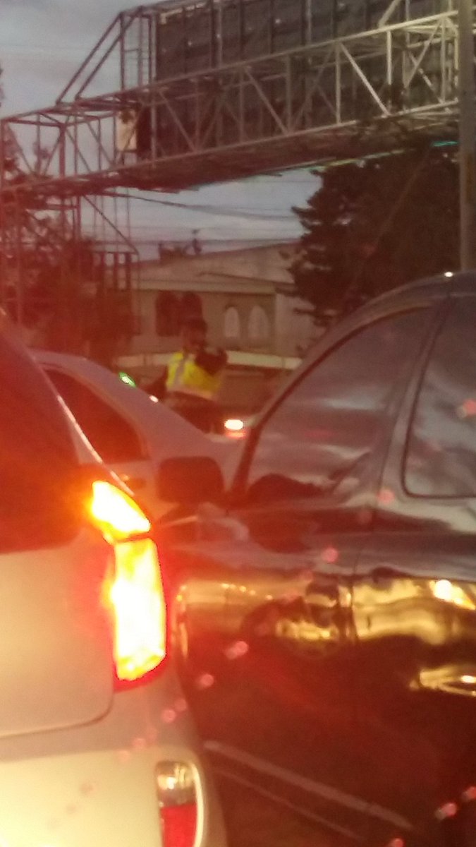 NetoAWP's tweet photo. @amilcarmontejo 2 PMT en Aguilar Batres (por Office Depot) hablando por celular en vez de apoyar y evitar trafico 😡 https://t.co/dCy5SrSuqu