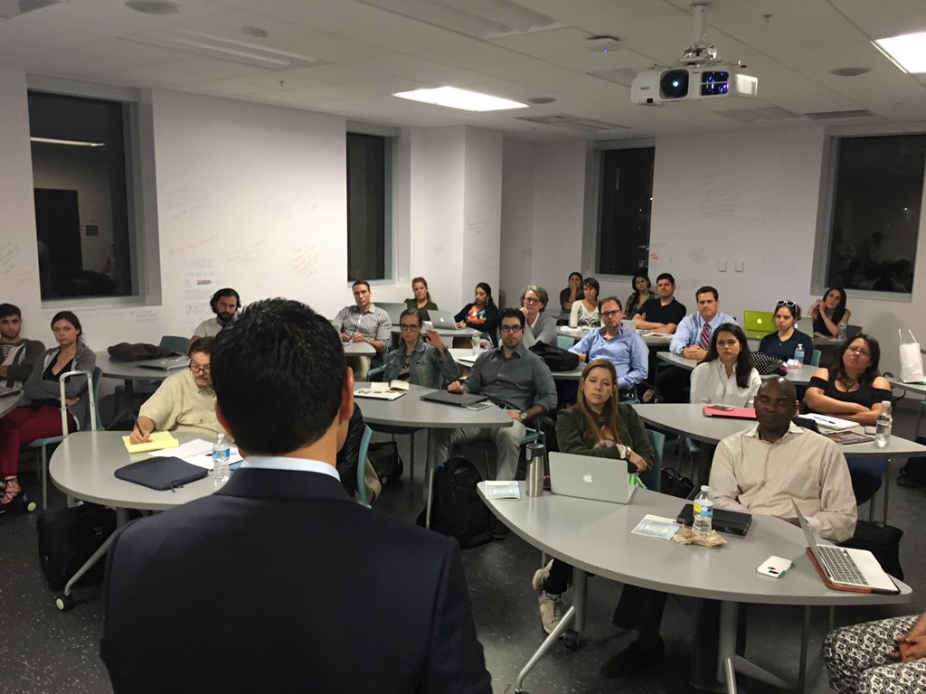 RepublicaHavas's tweet image. .@cesarconde_ addresses the inaugural #MarketHack class. @ideacentermdc @knightfdn #RethinkRelevant
