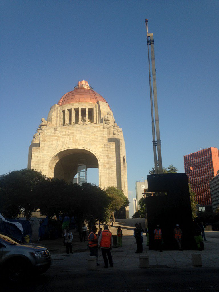 ¡Avanzando en la recuperación de <a href="/PzadlaRepublica/">Plaza d la República</a>! <a href="/GobiernoDF/">Ex-Defeño</a> y @E_CuauhtemocMX retiran carpas abandonadas de CNTE