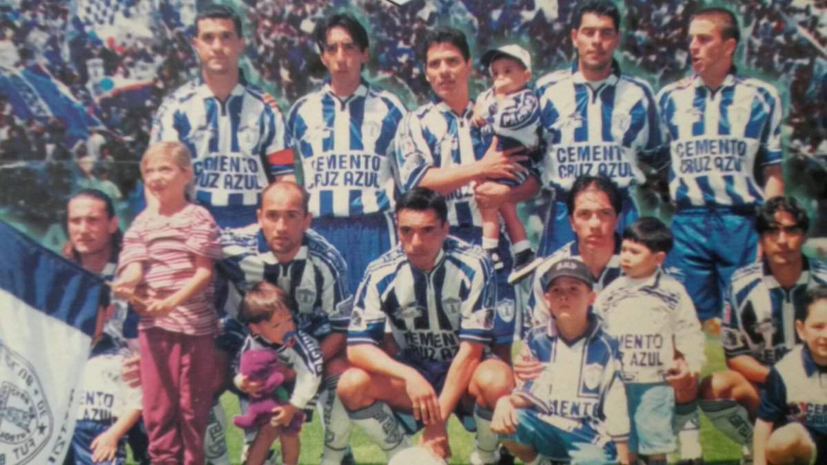 Que curioso, en la fotografía no aparece el portero,¿ jugábamos sin él o qué @Mvidrio99 ? ¿Recuerdas quién era?