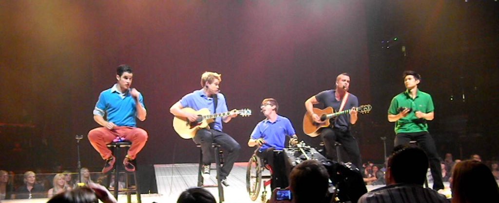 J3ss1ca_Colfer's tweet photo. #gleethrowback the boys singing "Friday" during the tour and darren shaking an instrument that looks like a penis https://t.co/b97RQiygEA