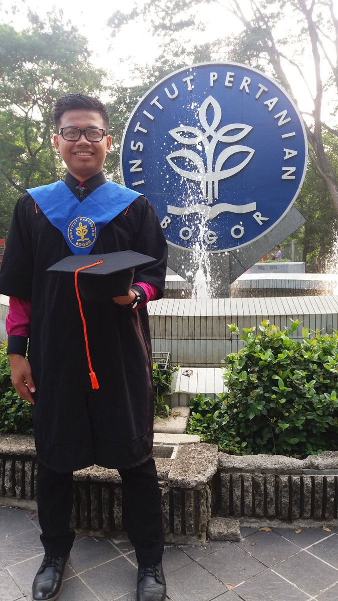 NWSantoso's tweet photo. Graduation day 😄 https://t.co/2bLLdJD1WC