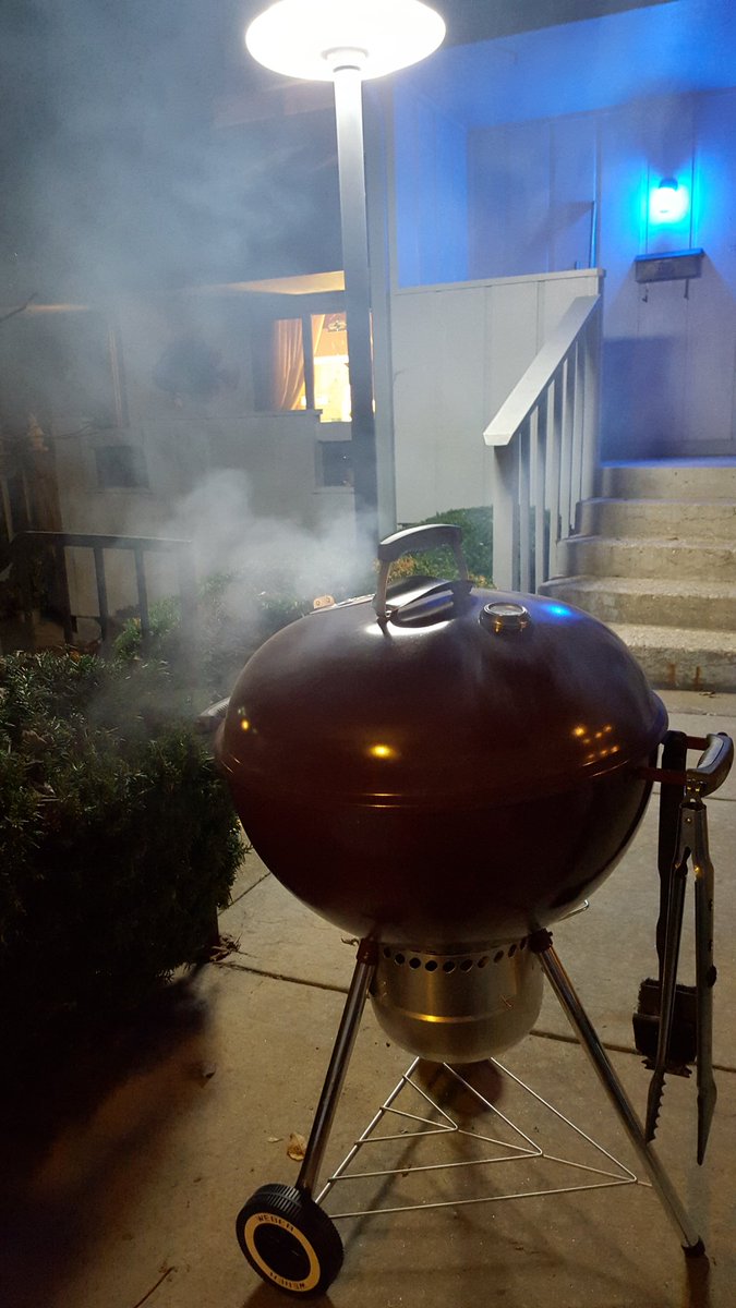 BlackOpsBBQ's tweet image. .#beautiful #fallnight #bbq How could life get any better? Oh, yeah, there are #tbones under that hood.