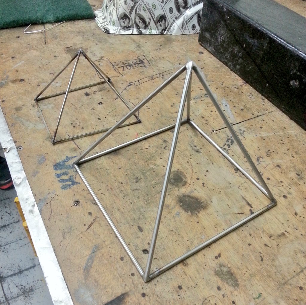 oh_long_leslie's tweet photo. Creo que voy a cambiarme de profesión 👷, el primer experimento con un ensamble de estructura geométrica en acero. https://t.co/aEw7BvWE90