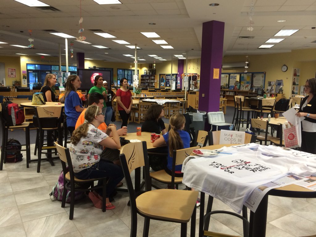 PedroMenendezHS's tweet image. A heated game of #HungerGamesMockingjay2 trivia! #libraryparty #pmhs #gofalcons