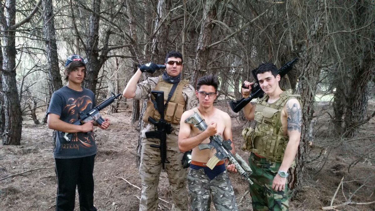 Comeserpientes_'s tweet photo. Estos somos los @Comeserpientes_ Unos quedaos. #airsoft #guns #boys https://t.co/E3qQzY6OqM
