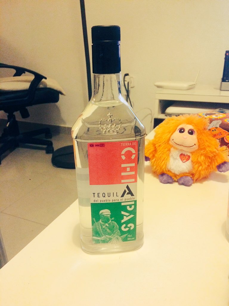 marmaruchii's tweet photo. Una mano arriba tomando tequilaaa.. 😜✌🏼️ #alison #lascalacas #tequila #girlsnight https://t.co/v9zfWczhDD