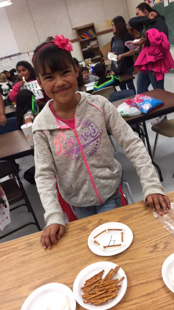 bradley_klopez's tweet photo. STEM Family night at Bradley Elem. #Math #science #STEM #IamBradley #IamEpisd @jhtorre8 @mdelvall7 https://t.co/6nQLHYrfbj
