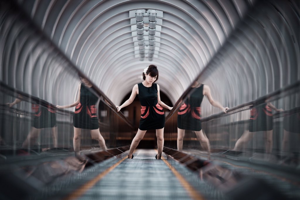 イルコ 光の魔術師 ポートレート フォトグラファー 公式 同じロケで撮った写真 ここめっちゃかっこいいね 梅田スカイビルのエスカレーター 是非行ってみてください T Co Yjnjojqx8i Rtファボしてくれたら最高に嬉しいです 写真撮っ