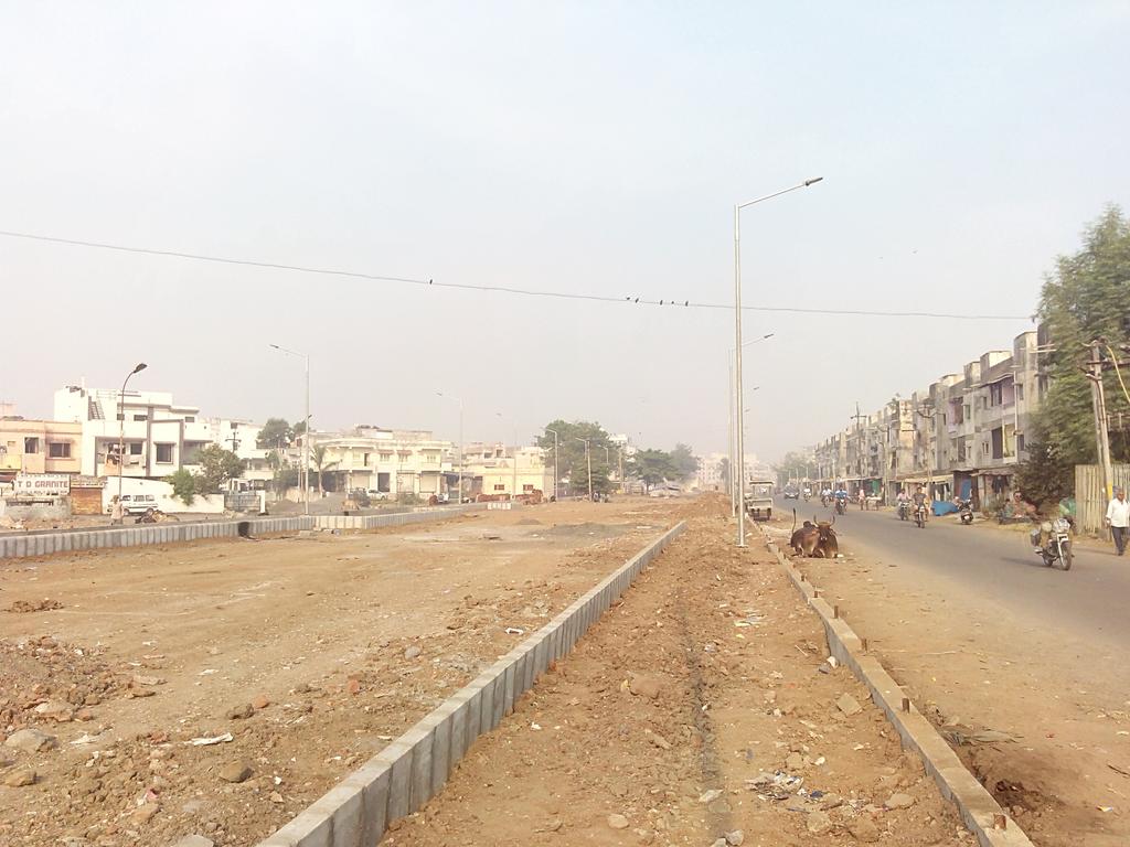 DevelopedSurat's tweet photo. 1.4km #LinearGarden work @ #Housing #PalanpurPatia #Ramnagar #RanderZone #Surat #Gujarat #India #Development https://t.co/bEFTs6lnMP