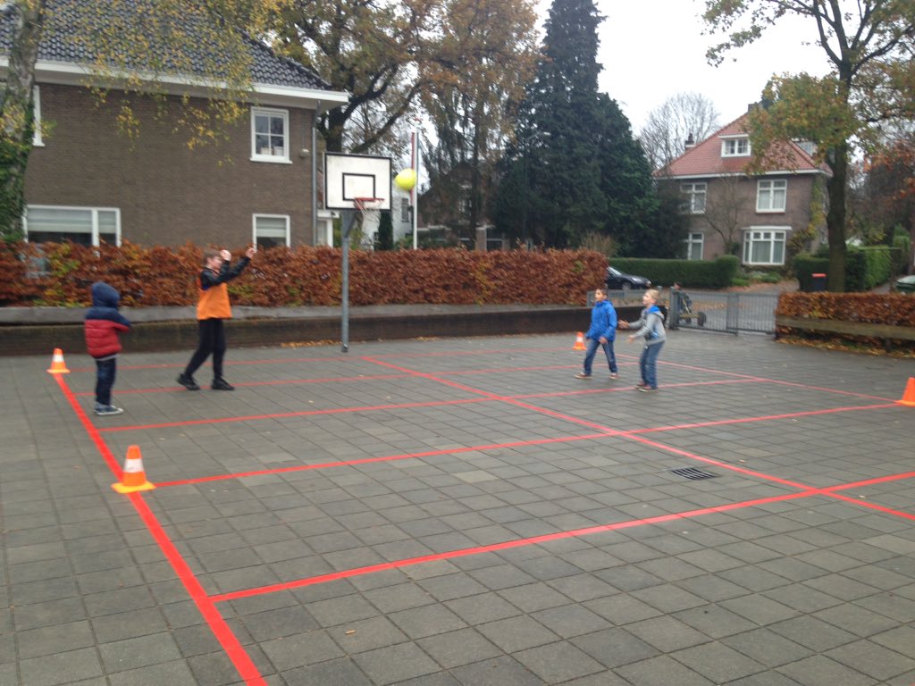 Bassmits_BW's tweet photo. Lummelen, een spel dat de leerlingen van @CSODePrinsenhof altijd leuk vinden! #samendelen @BeweegWijs https://t.co/8gxS8s7UiN