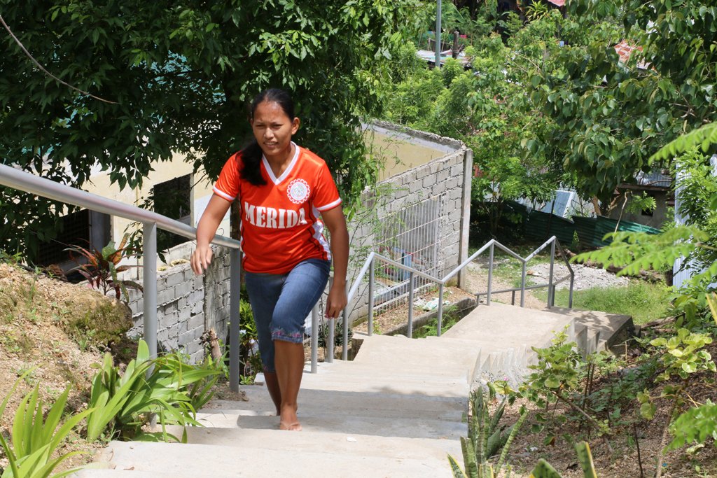 Bakit kaya higit 95 hakbang ang pag akyat-panaog ni Teacher Lilian? goo.gl/DxBIYf #KwentoNgPagbangon2015