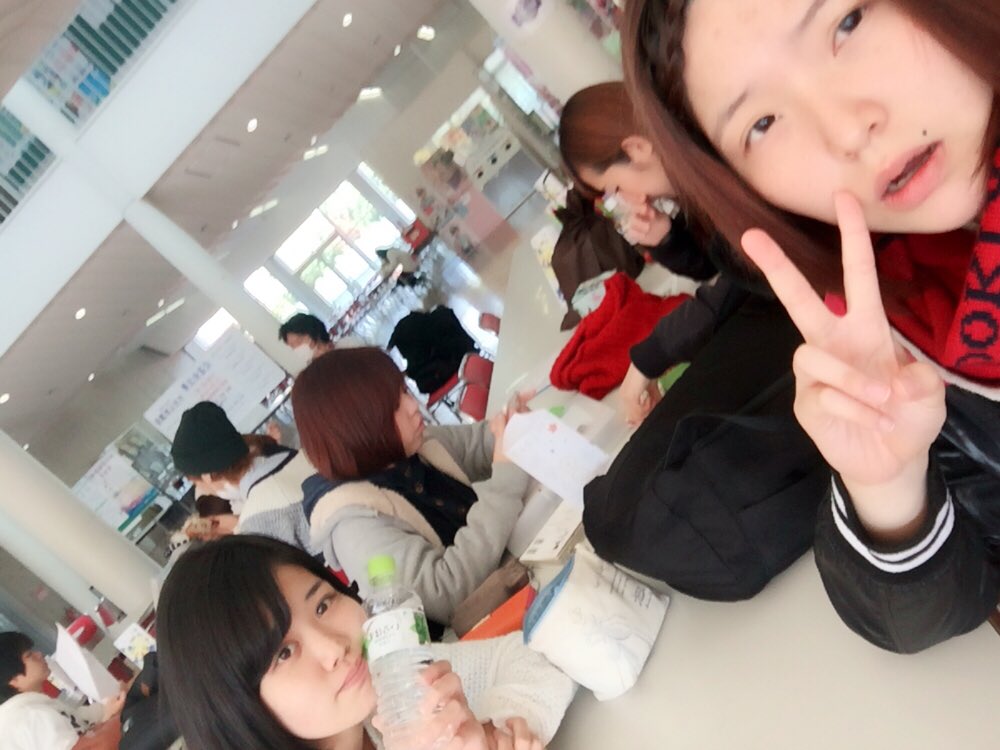 fumi_osae's tweet photo. ももに髪型アレンジしてもらった。
ふみもこーゆーことできる系女子目指そう。
まず、できるだけ化粧しよ。 https://t.co/TO3wK74TTh