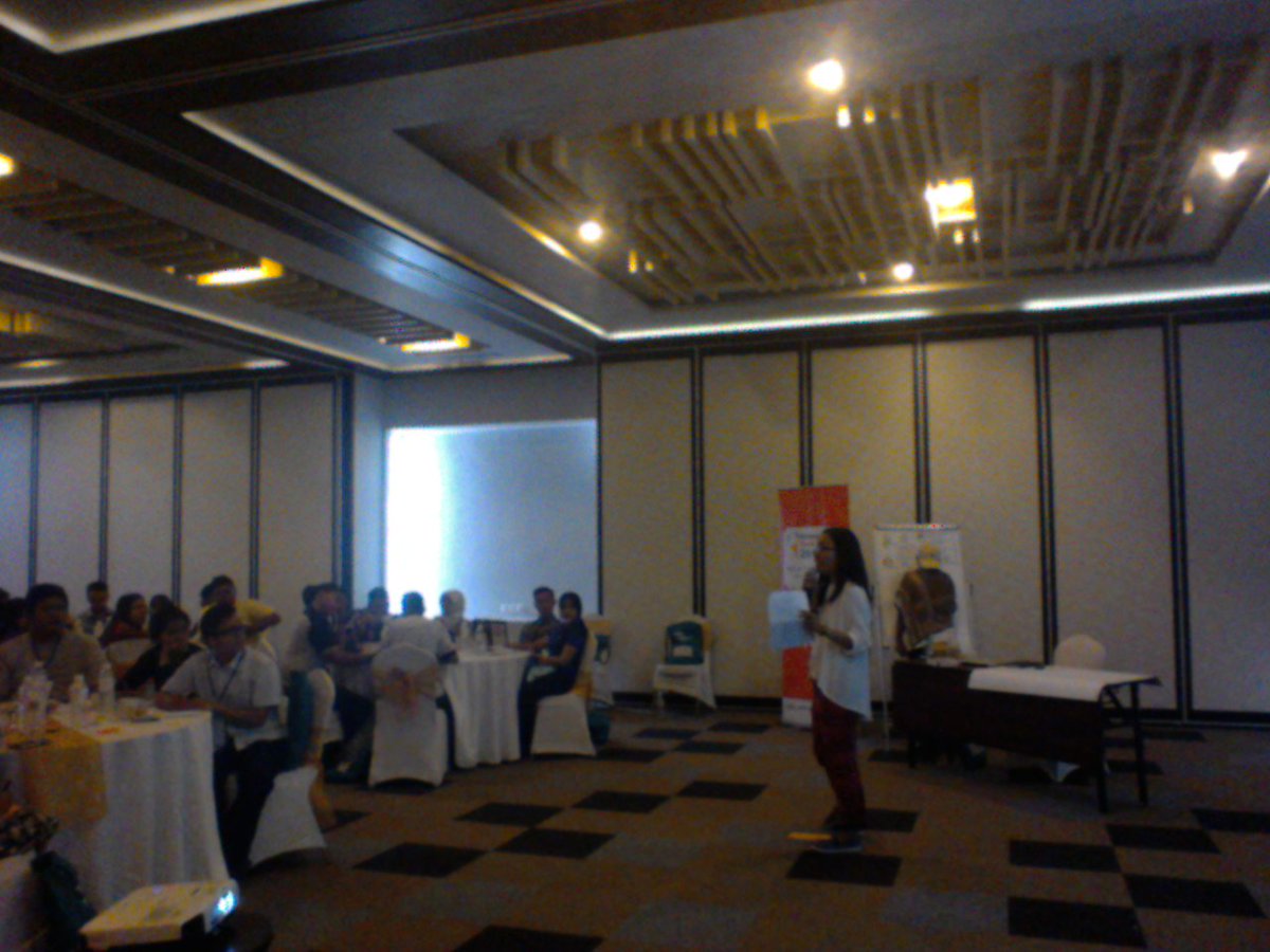 pilar_pkbi's tweet photo. @ratnawhee sedang menjelaskan tentang seksualitas kepada peserta Indonesia Youth Camp 2015 #TimetoCamp https://t.co/rNsN0XrDDF
