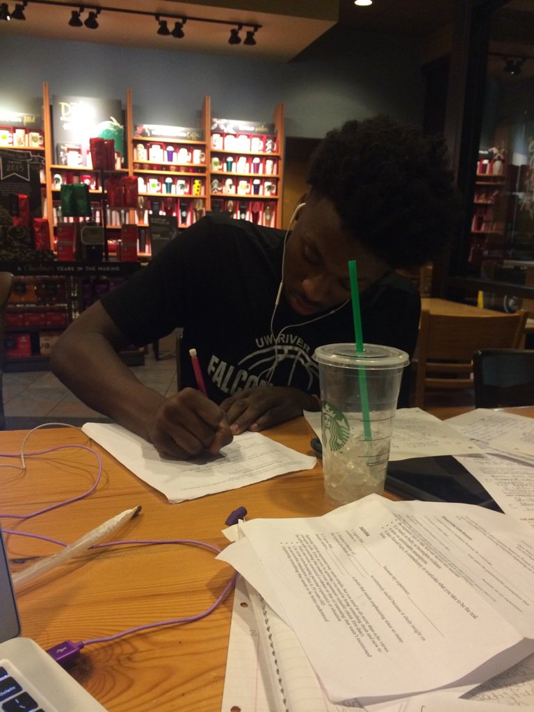 trammalama's tweet image. @savionD1_sports working hard to get those grades up...focused 👏👏 #onesenior #collegebound