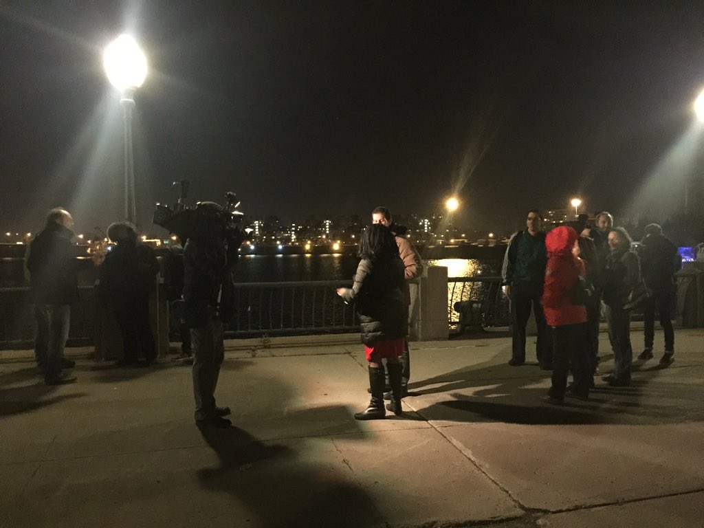 SylvainOuellet's tweet photo. Malgré le temps froid et qu'il est tard, une quinzaine de personnes à la manifestation contre le #flusgate #polmtl https://t.co/YkKlK0MLBd